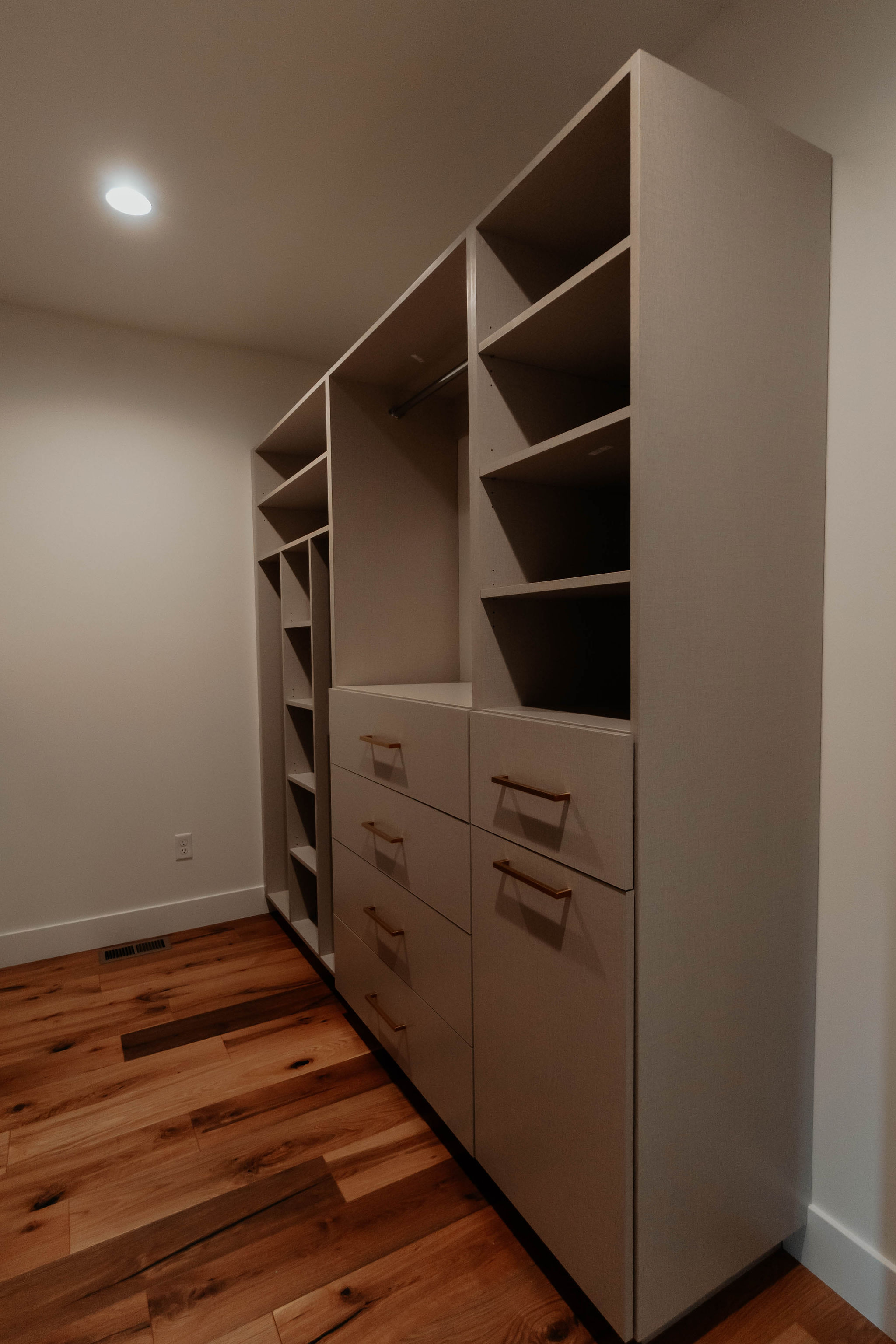 Classic Closet Design - Image 23